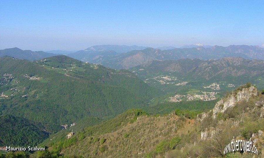 23 Panorama verso la bassa Valbrembana.JPG